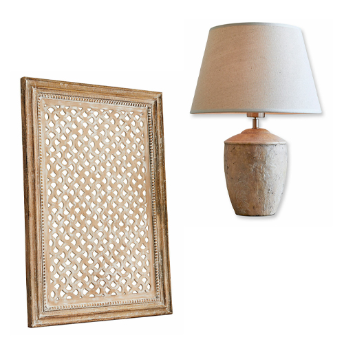 Dřevěný vyřezávaný rám a stolní lampa s béžovým stínidlem a kamennou základnou
