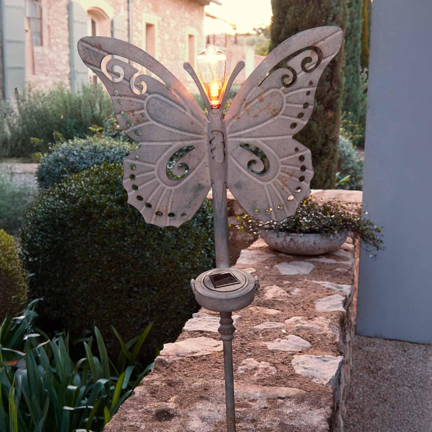 Dekorativní zahradní lampa ve tvaru motýla z šedého kovu se solární LED lampou