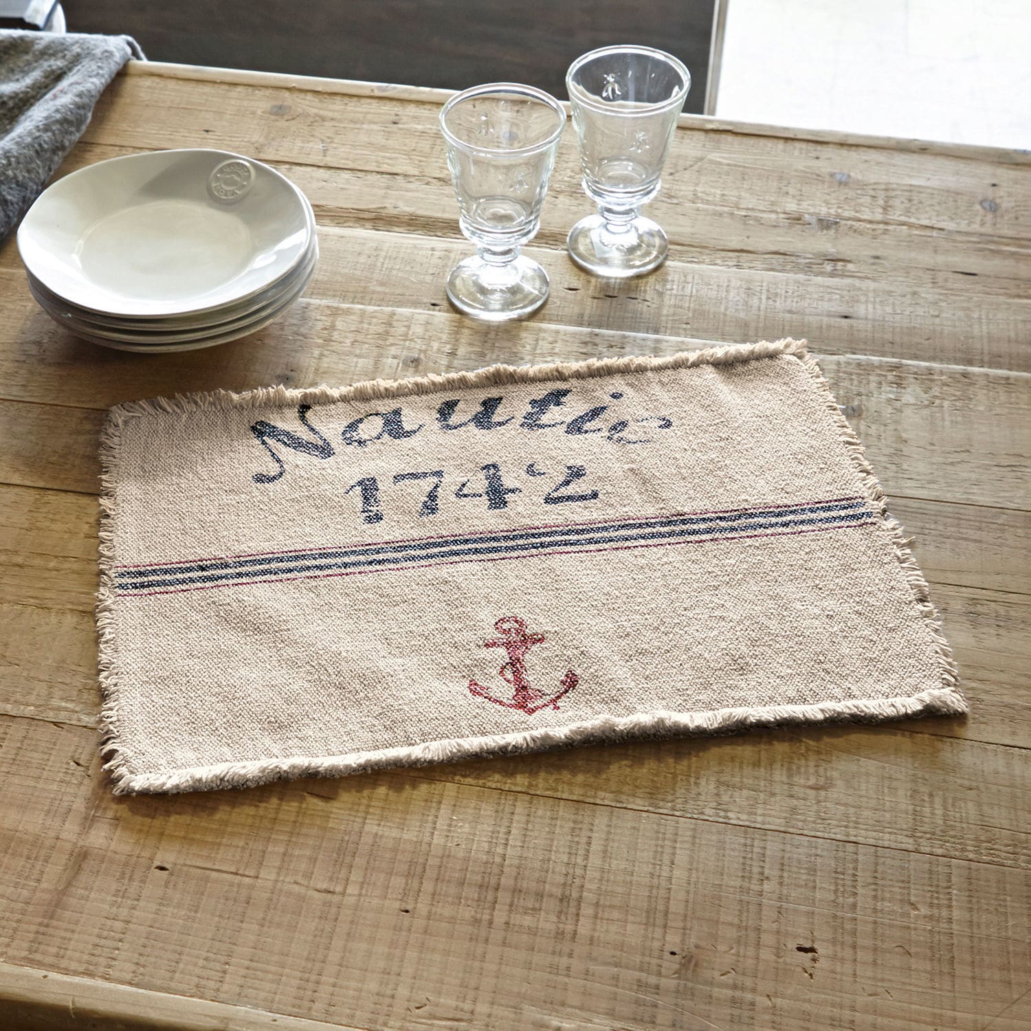 Prostírání, 2dílná sada Nautic Béžová bavlněná podložka s kotvou a nápisem Nautic 1742 na dřevěném stole