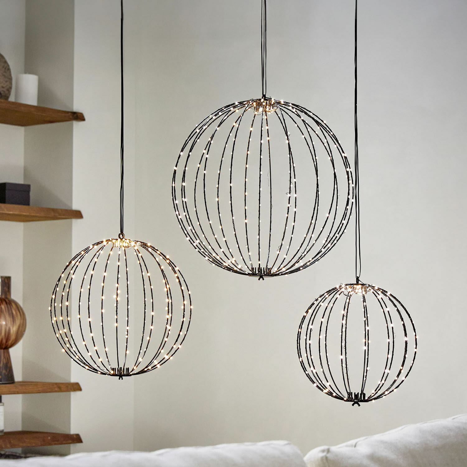 LED koule, 3dílná sada Brilliante Tři kulaté závěsné lampy z kovových prutů s teplým bílým osvětlením pro moderní interiér