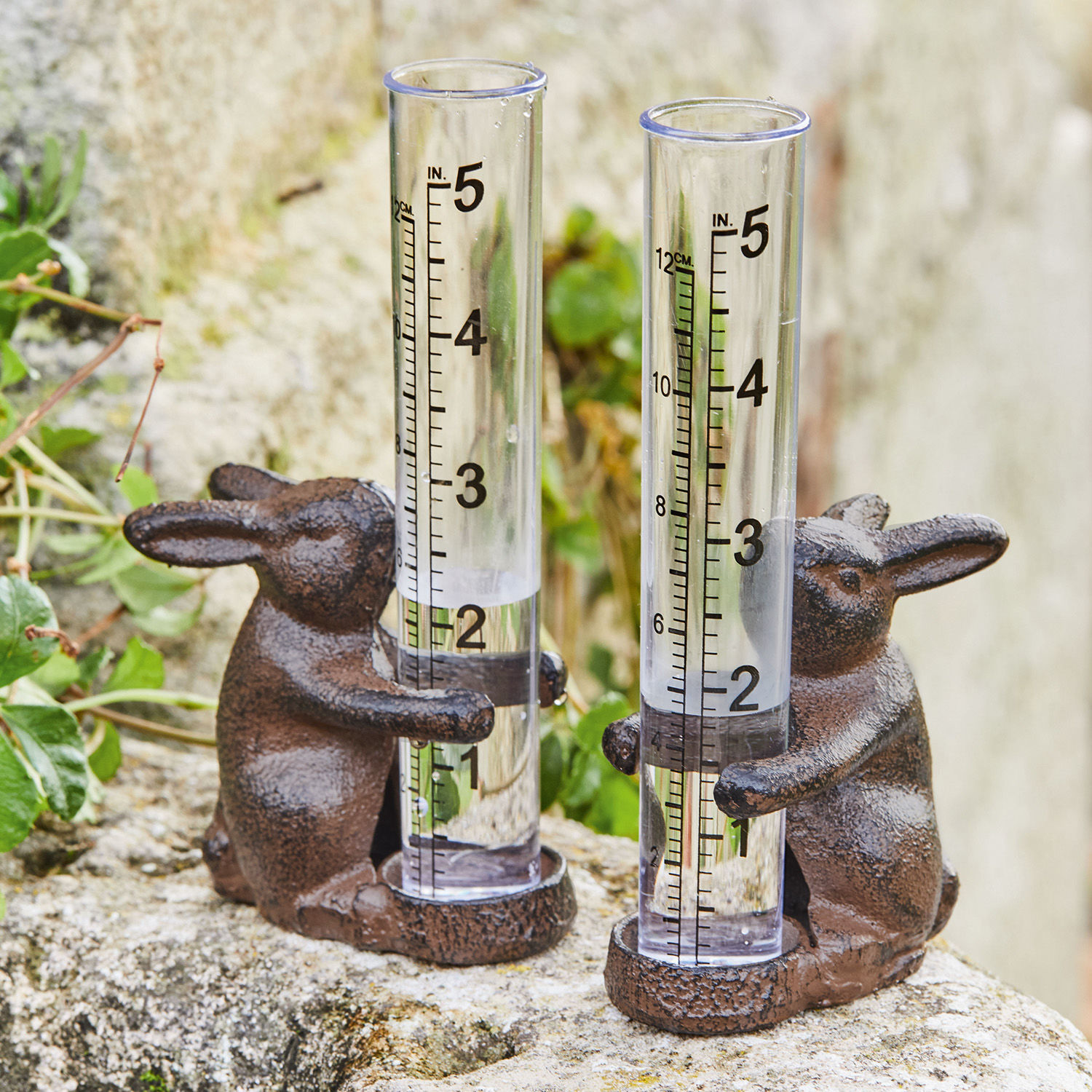 Srážkoměr, 2dílná sada Emir Dva hnědé dešťoměry z kovu a plastu ve tvaru zajíců do zahrady