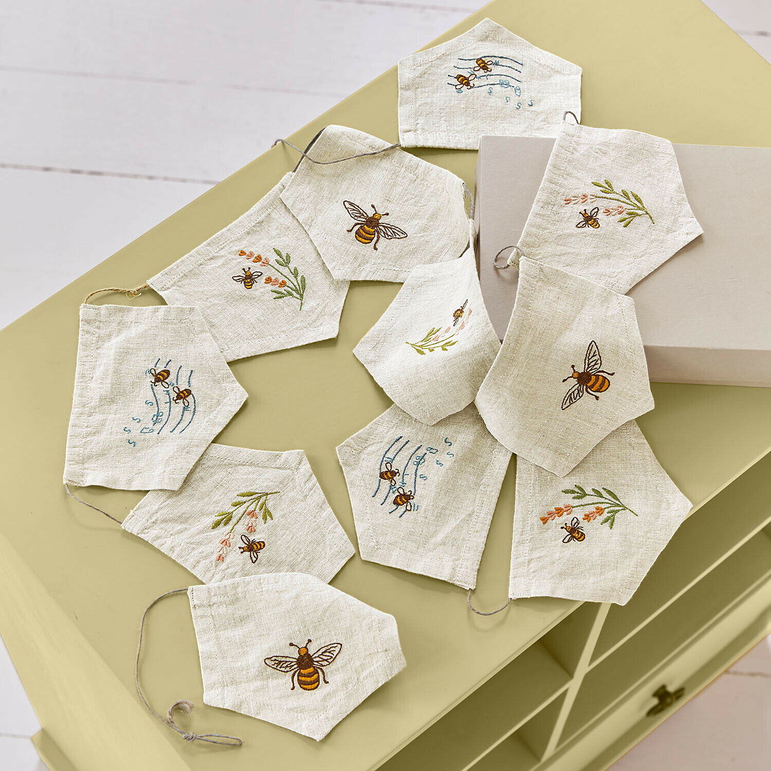 Lněné ochranné roušky v přírodní barvě s výšivkou včel a květin, ekologické doplňky