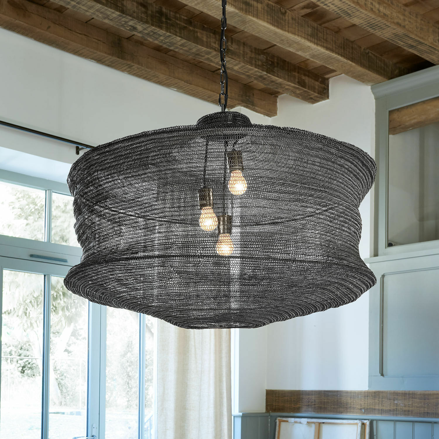 Závěsná lampa Valerique Závěsná lampa z černé kovové sítě se třemi žárovkami, moderní osvětlení do obývacího pokoje
