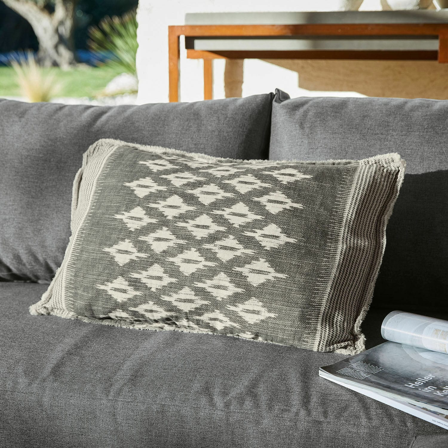 Povlak na polštářek Gravelines Šedý dekorativní polštář s geometrickým vzorem na šedé pohovce, bytový textil