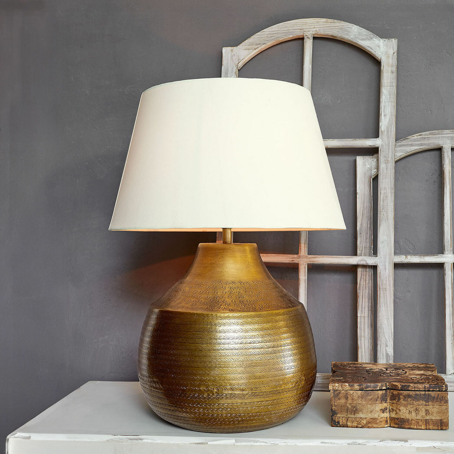 Stolní lampa Saamira