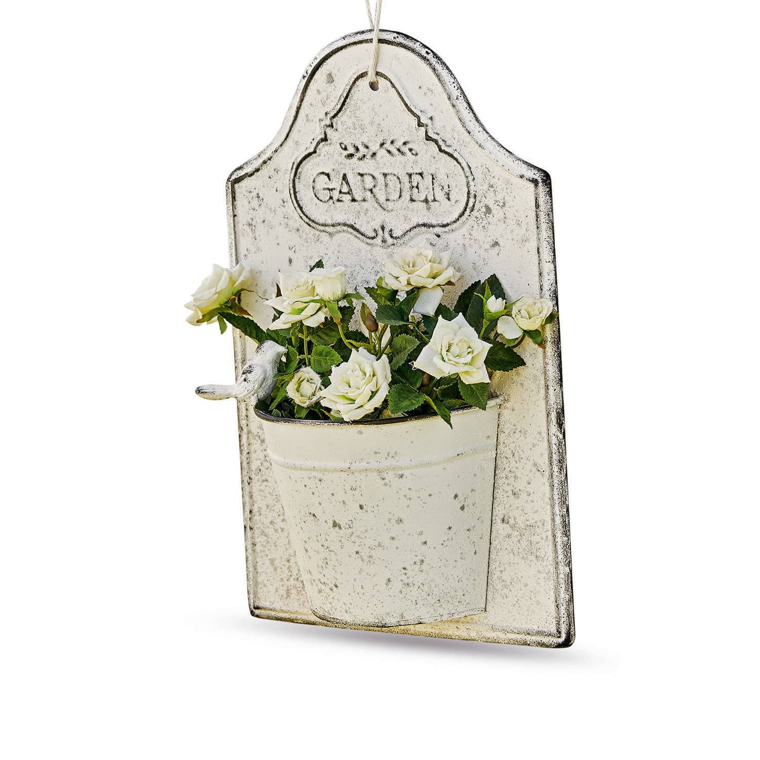 Nástěnný květináč Helsa Vintage kovová nástěnná dekorace s bílými růžemi a nápisem Garden do zahrady