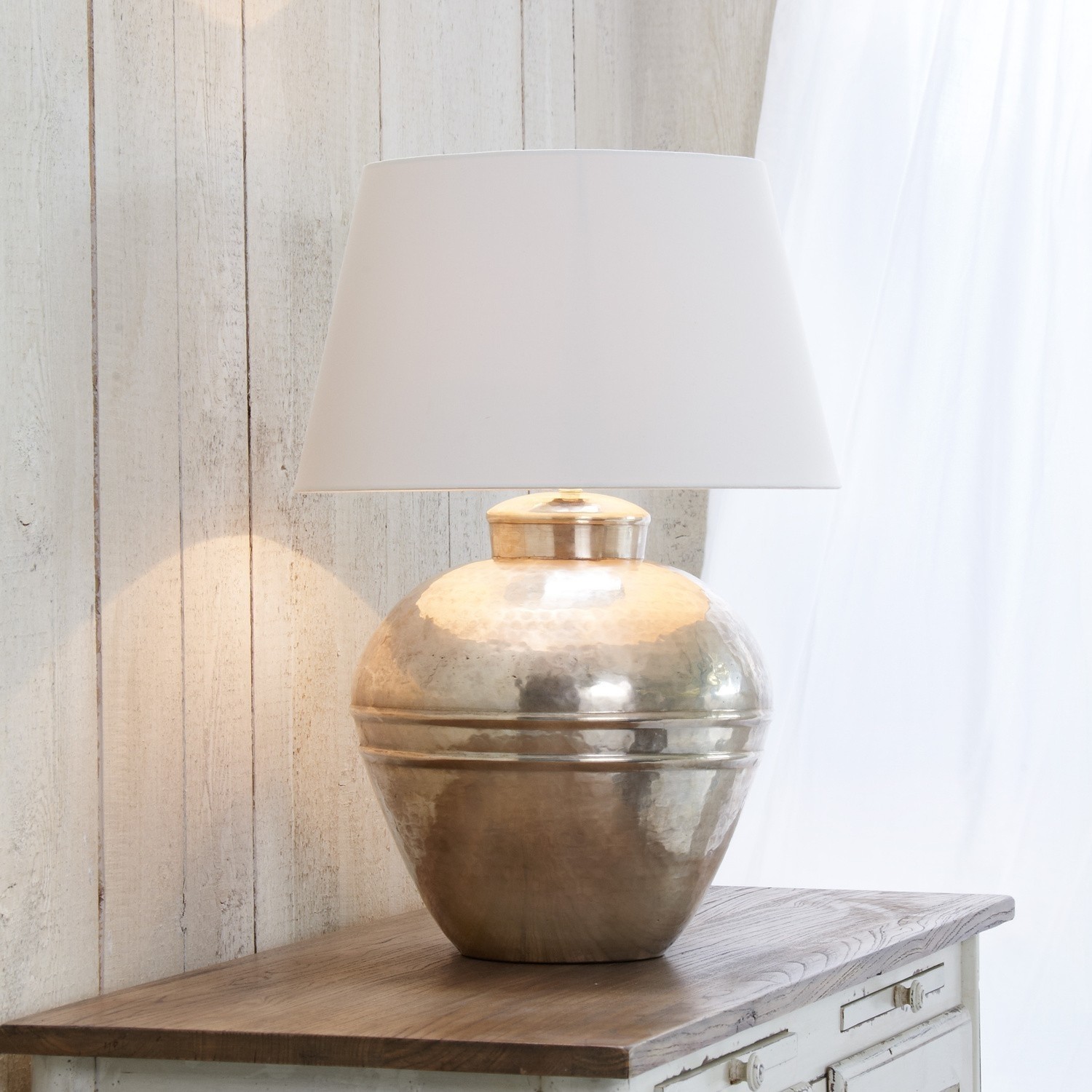 Stolní lampa Madison Stolní lampa z mosazi s bílým stínidlem na dřevěném stole, osvětlení a interiérová dekorace