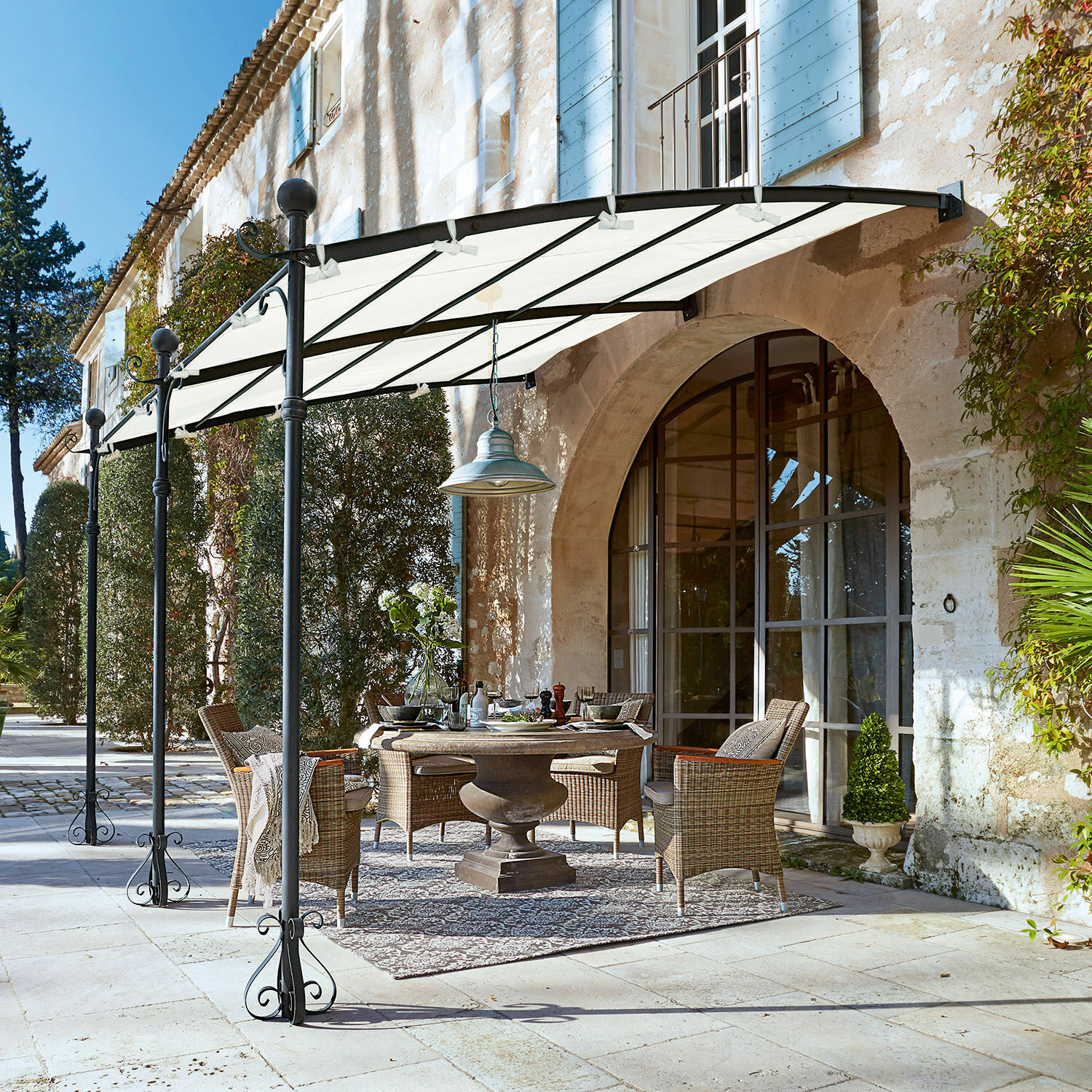 Pergola Kattles Zahradní ratanový nábytek pod bílým přístřeškem na kamenné terase u kamenného domu