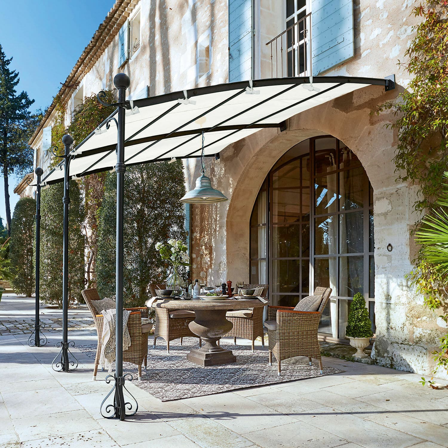 Pergola Kattles Zahradní ratanový nábytek pod bílým přístřeškem na kamenné terase u kamenného domu