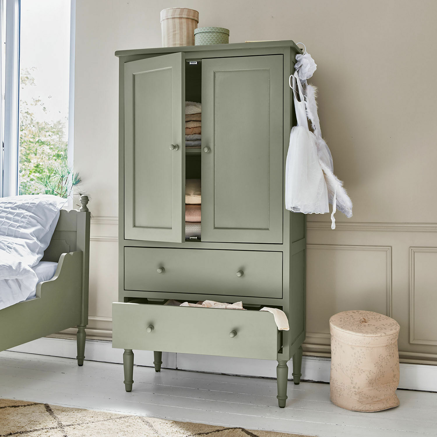 Zelená dřevěná skříň se dvěma zásuvkami a policemi, klasický nábytek do ložnice