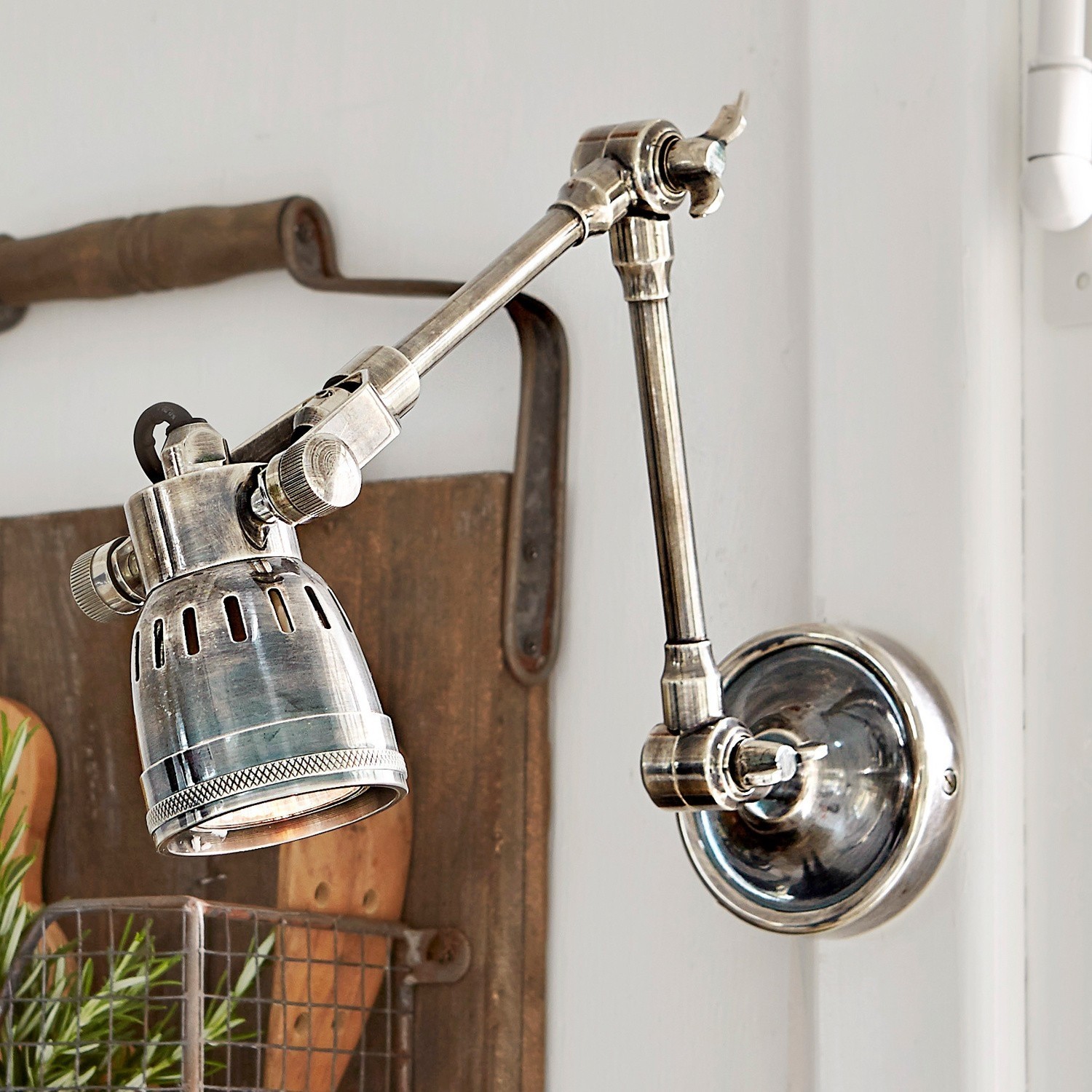 Nástěnná lampa Abagail Nastavitelná nástěnná lampa z kovu ve stříbrné barvě ve vintage stylu pro interiérové osvětlení