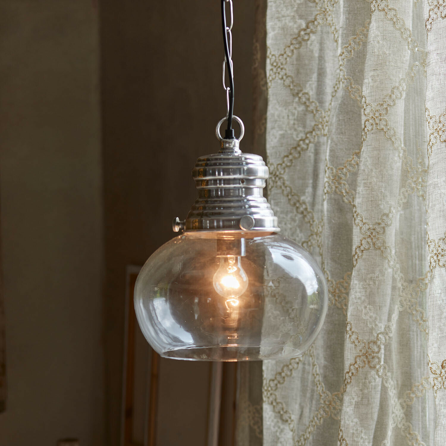 Závěsná lampa Jule Závěsná skleněná lampa se stříbrným kovovým stínidlem, dekorativní stropní svítidlo do obýváku