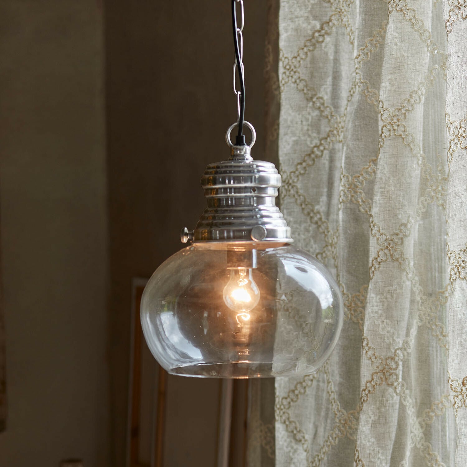 Závěsná lampa Jule Závěsná skleněná lampa se stříbrným kovovým stínidlem, dekorativní stropní svítidlo do obýváku