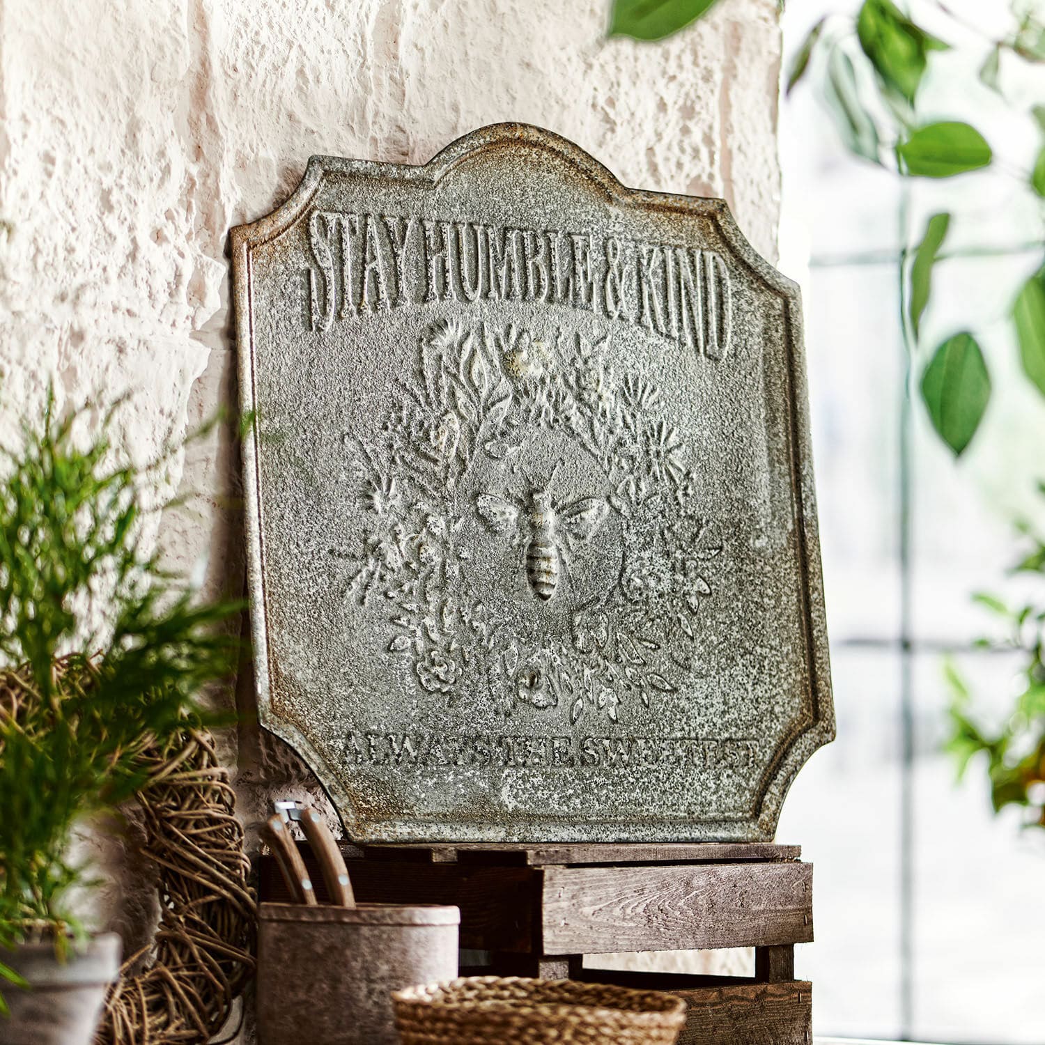 Dekorativní cedulka Humble Kovová nástěnná dekorace s nápisem Stay Humble & Kind a motivem včely ve vintage stylu
