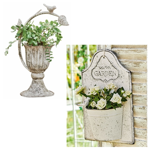 Dekorativní kovový květináč v bílém shabby chic stylu s motivem ptáků a zelenými rostlinami