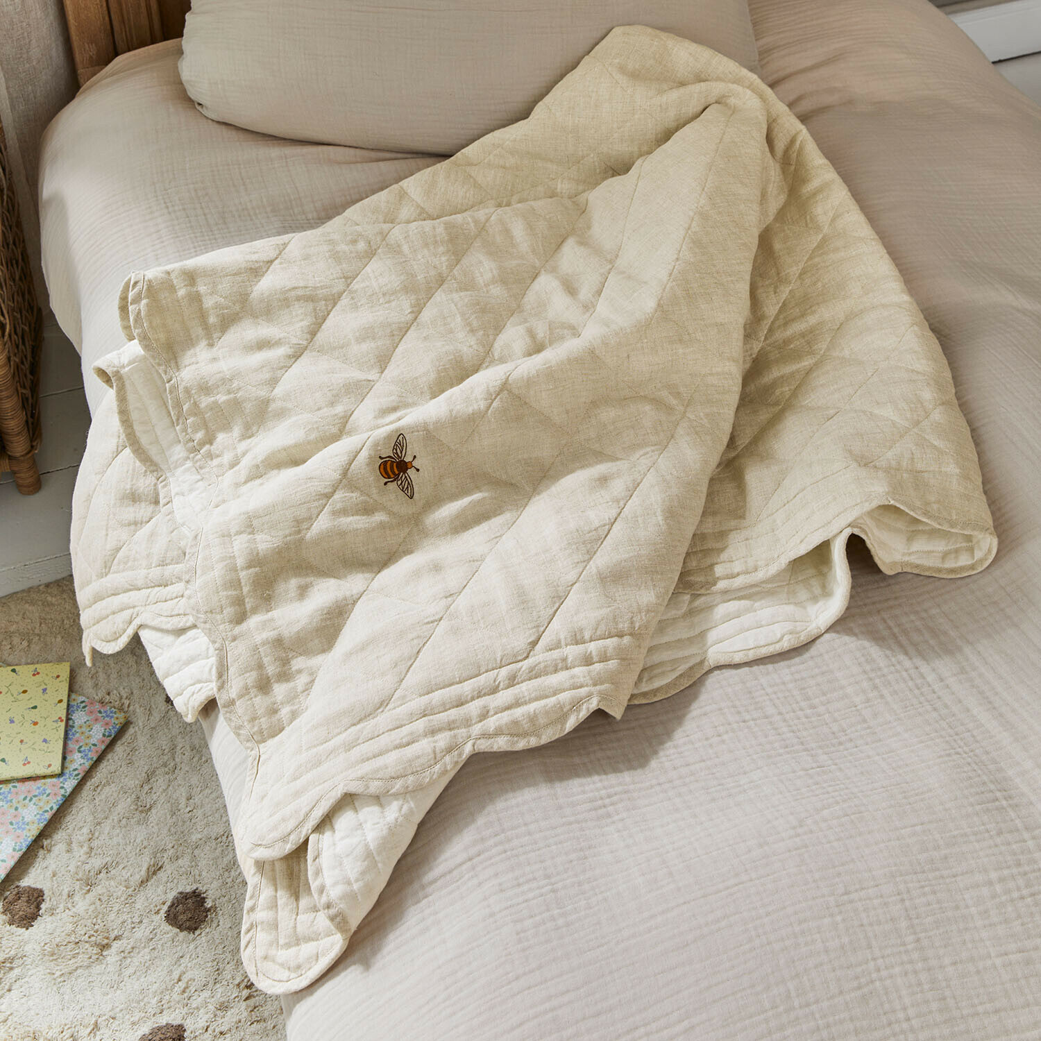 Béžová prošívaná přikrývka s výšivkou včely na posteli, měkká bavlněná látka do ložnice