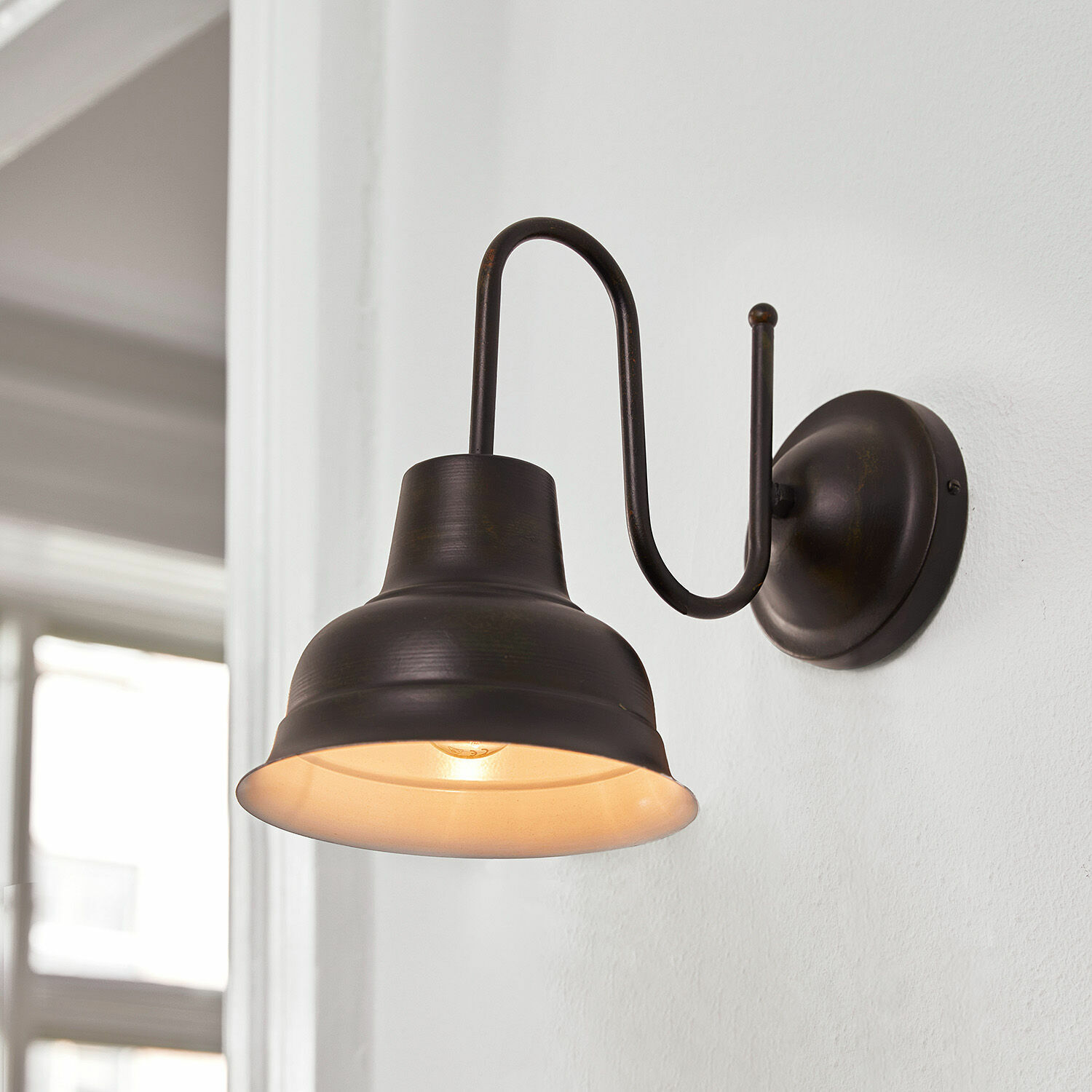 Nástěnné svítidlo Sidney Černé kovové nástěnné svítidlo s teplým světlem v industriálním stylu