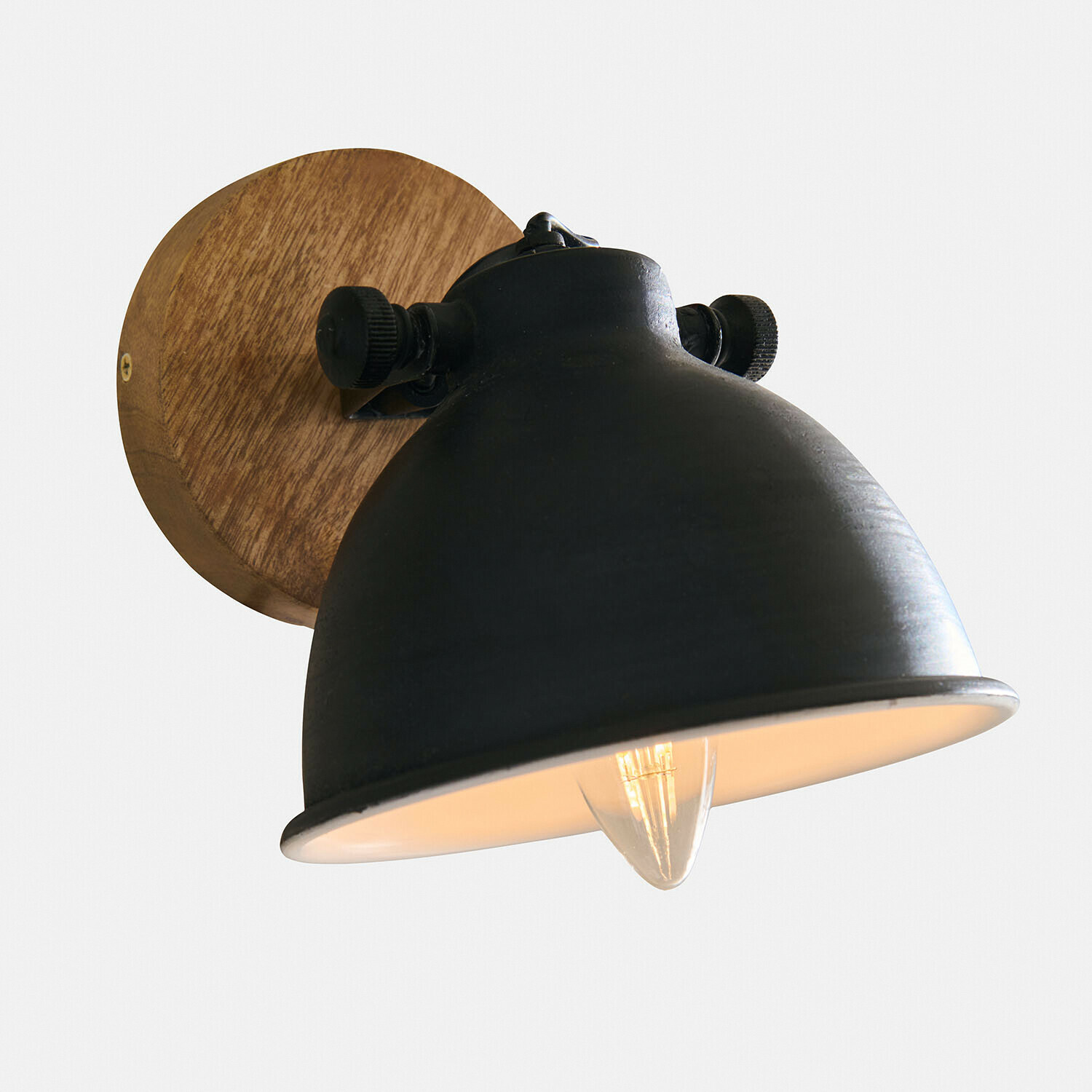 Nástěnná lampa Ballée Černé kovové nástěnné svítidlo s dřevěným držákem, industriální styl, osvětlení do obývacího pokoje