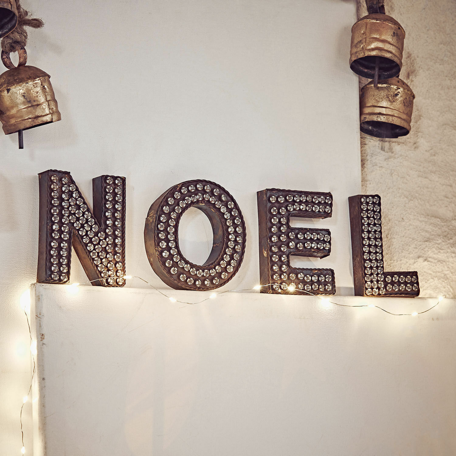 Dekorace NOEL NOEL Dekorativní kovové písmena NOEL v tmavé barvě s krystalovými ozdobami a vánočními světýlky