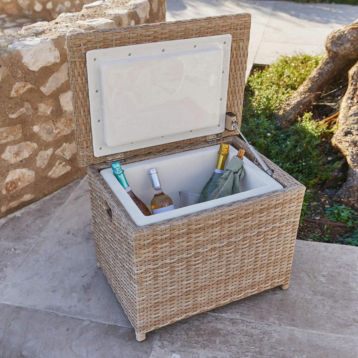 Chladicí box Karamea Otevřený chladicí koš z přírodního ratanu s lahvemi vína a sklenicí venku