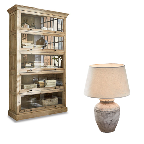 Dřevěná vitrína se skleněnými dveřmi a stolní lampa s béžovým stínidlem v rustikálním stylu