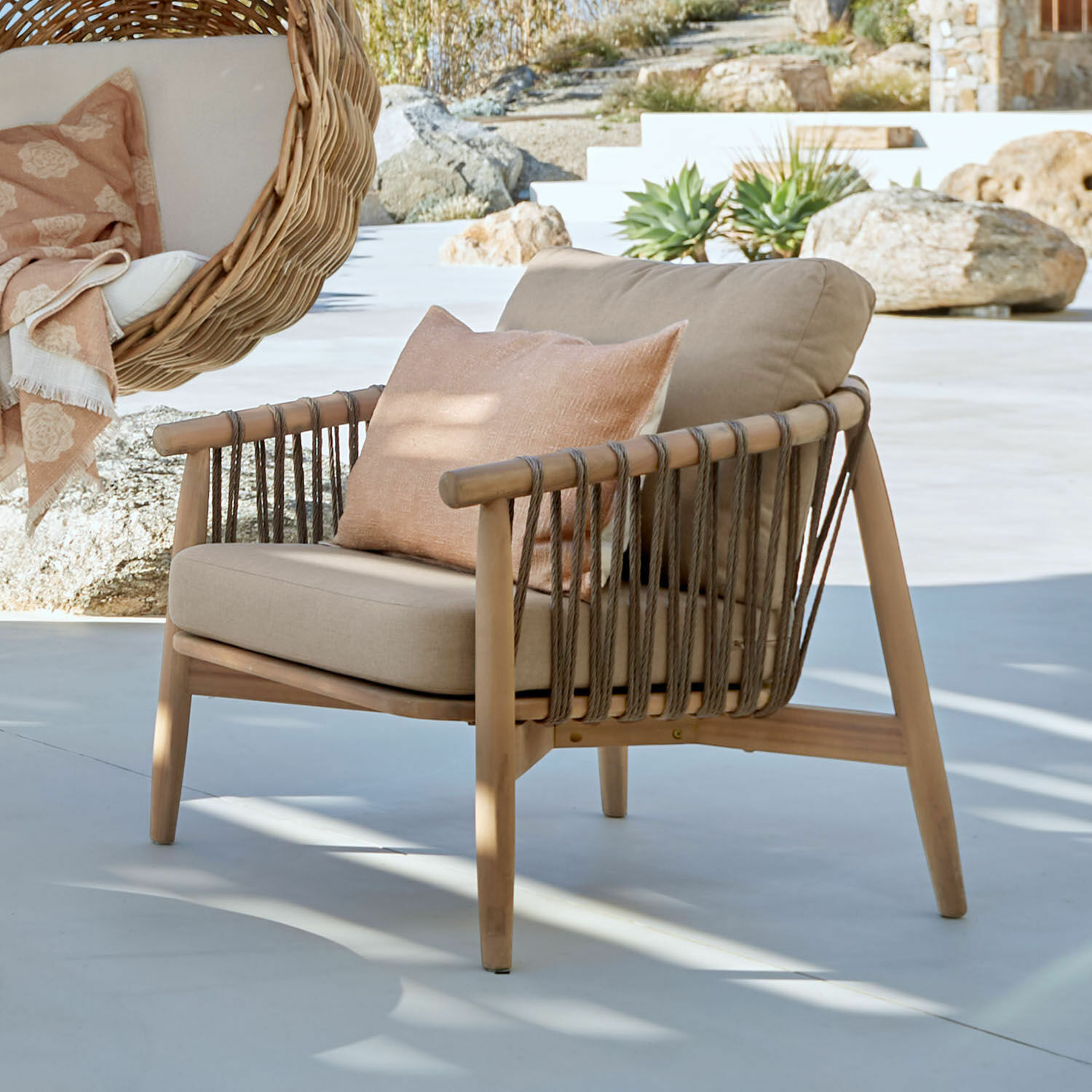 Křeslo FSC®-100% Thornwick Zahradní křeslo z dřeva a lana v béžové barvě s polštářem, moderní terasový nábytek