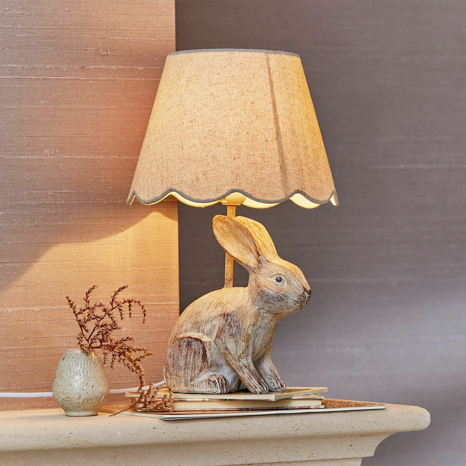 Stolní lampa Ryen Stolní lampa s béžovým stínidlem a dřevěnou základnou ve tvaru králíka, dekorace do obýváku