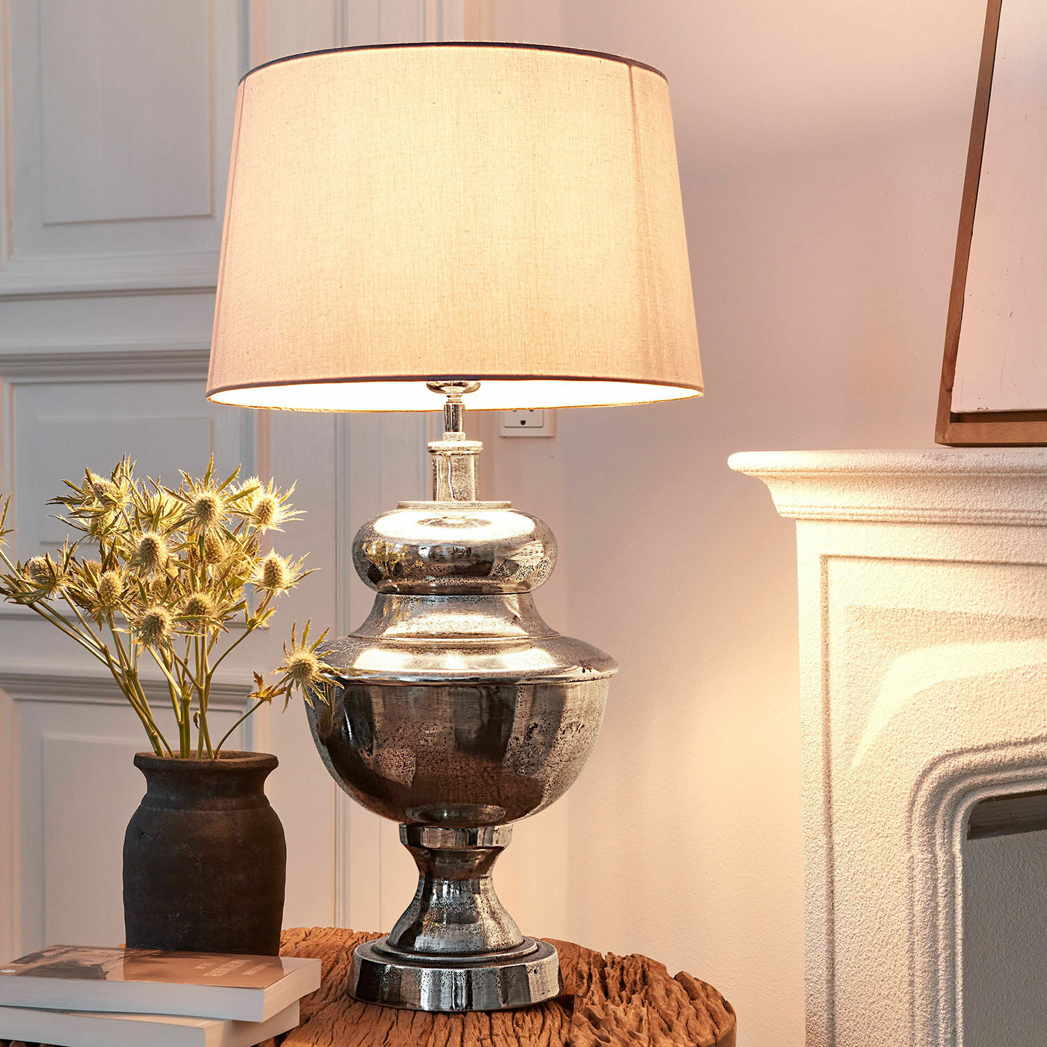 Stolní lampa Kalvin Stolní lampa se stříbrnou kovovou základnou a béžovým stínidlem na dřevěném stolku