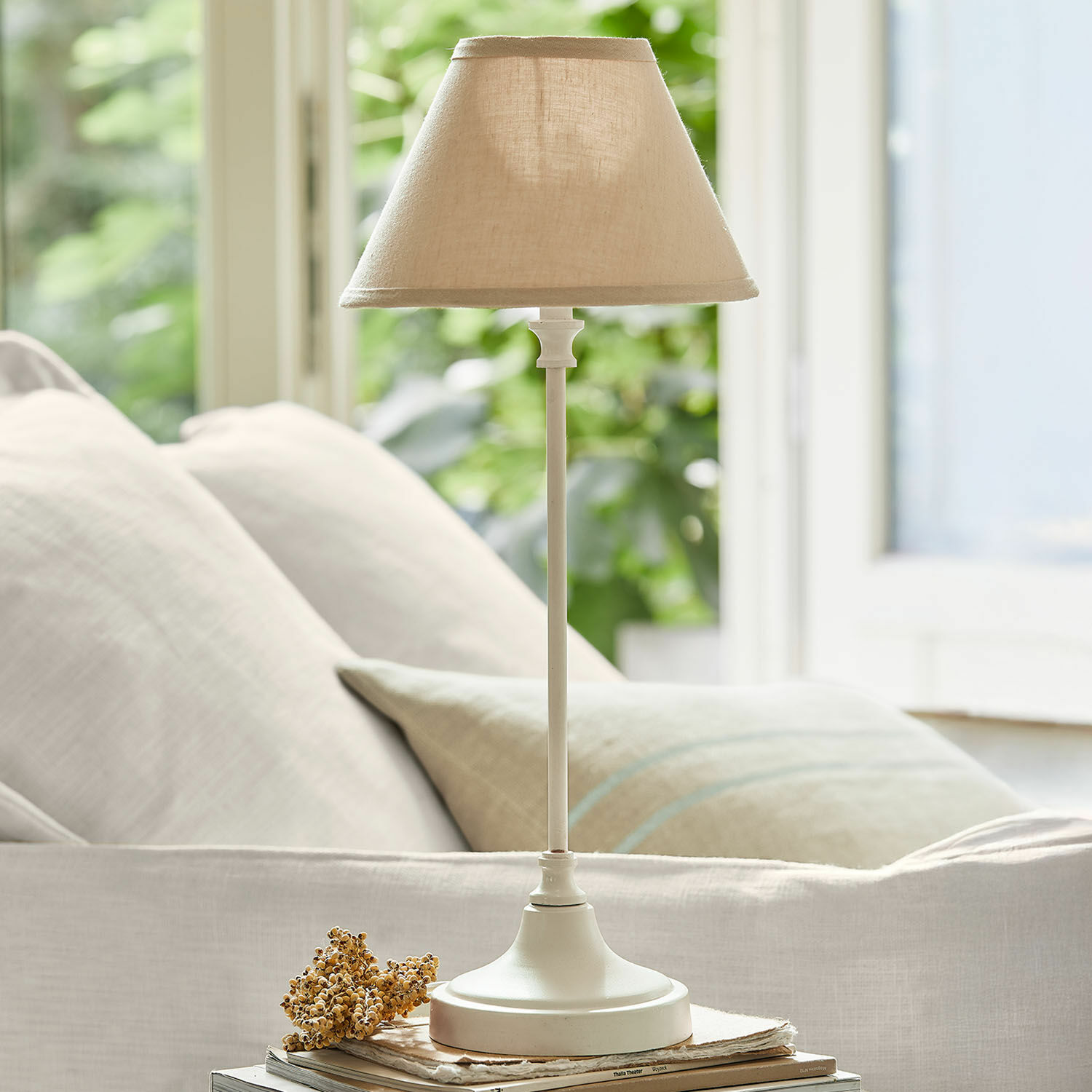 Stolní lampa Swindon Béžová stolní lampa s látkovým stínidlem a kovovým podstavcem do obývacího pokoje