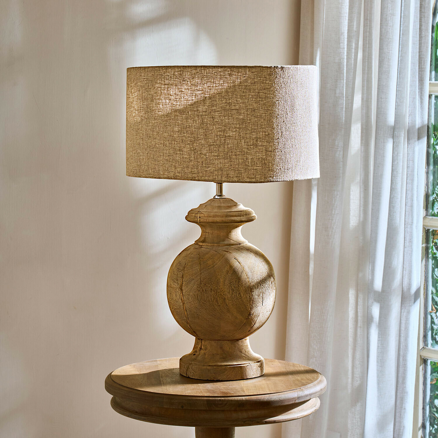 Stolní lampa s dřevěnou základnou a béžovým stínidlem, dekorace interiéru z přírodních materiálů