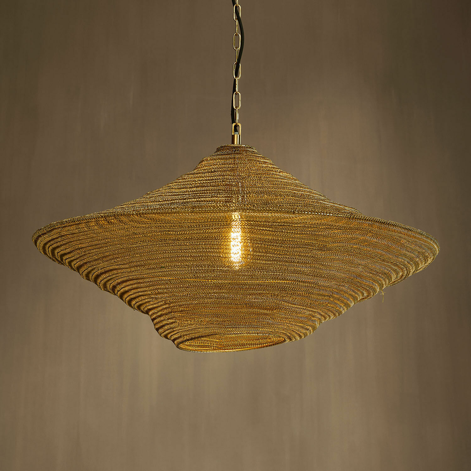 Závěsná lampa Ferncroft Závěsné svítidlo z pleteného zlatého kovu s moderním designem do obývacího pokoje a jídelny