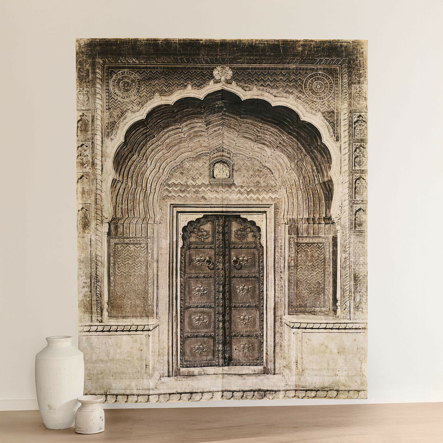 Dekorativní nástěnný panel s motivem kamenných dveří v béžových a hnědých odstínech do interiéru