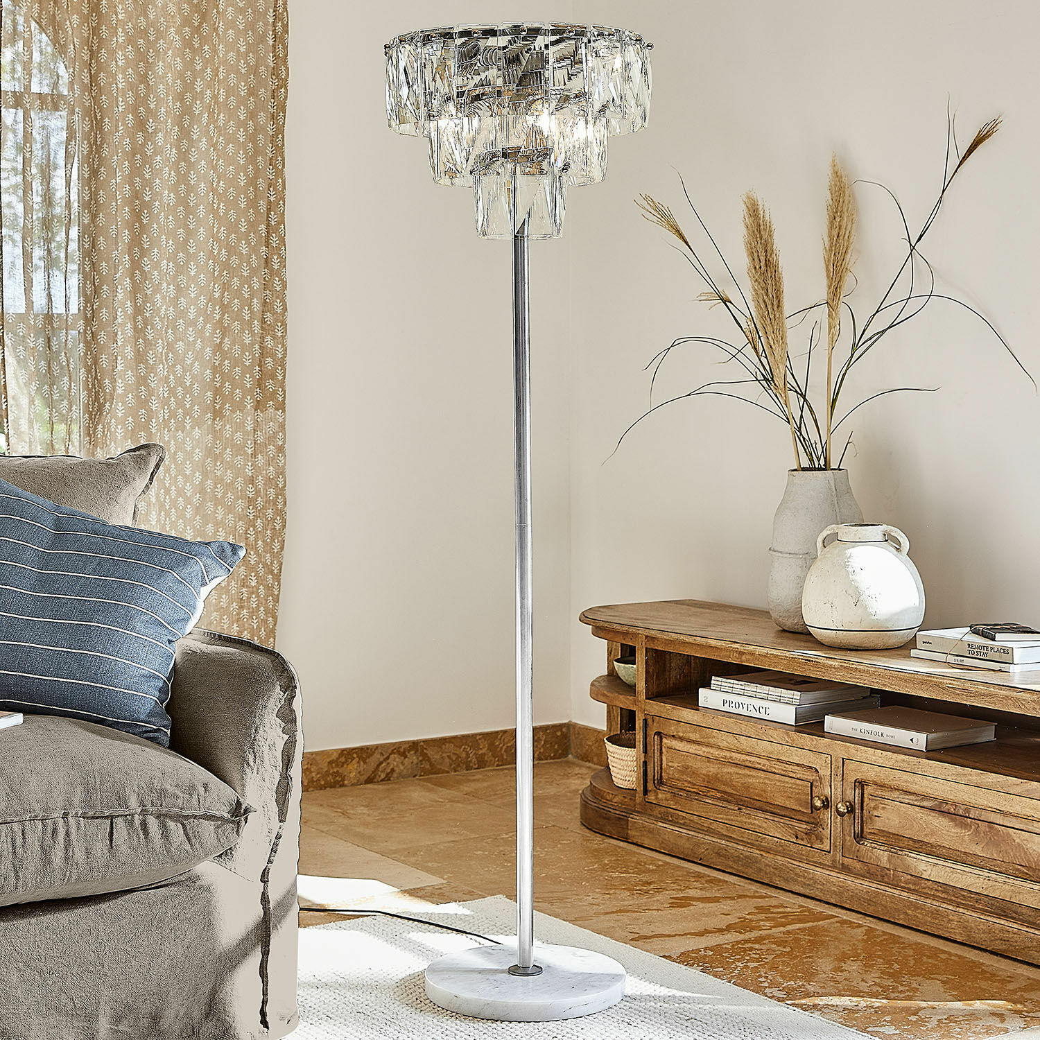Stojací lampa Crystalford Stojací lampa s křišťálovým stínidlem a mramorovým podstavcem v moderním obýváku