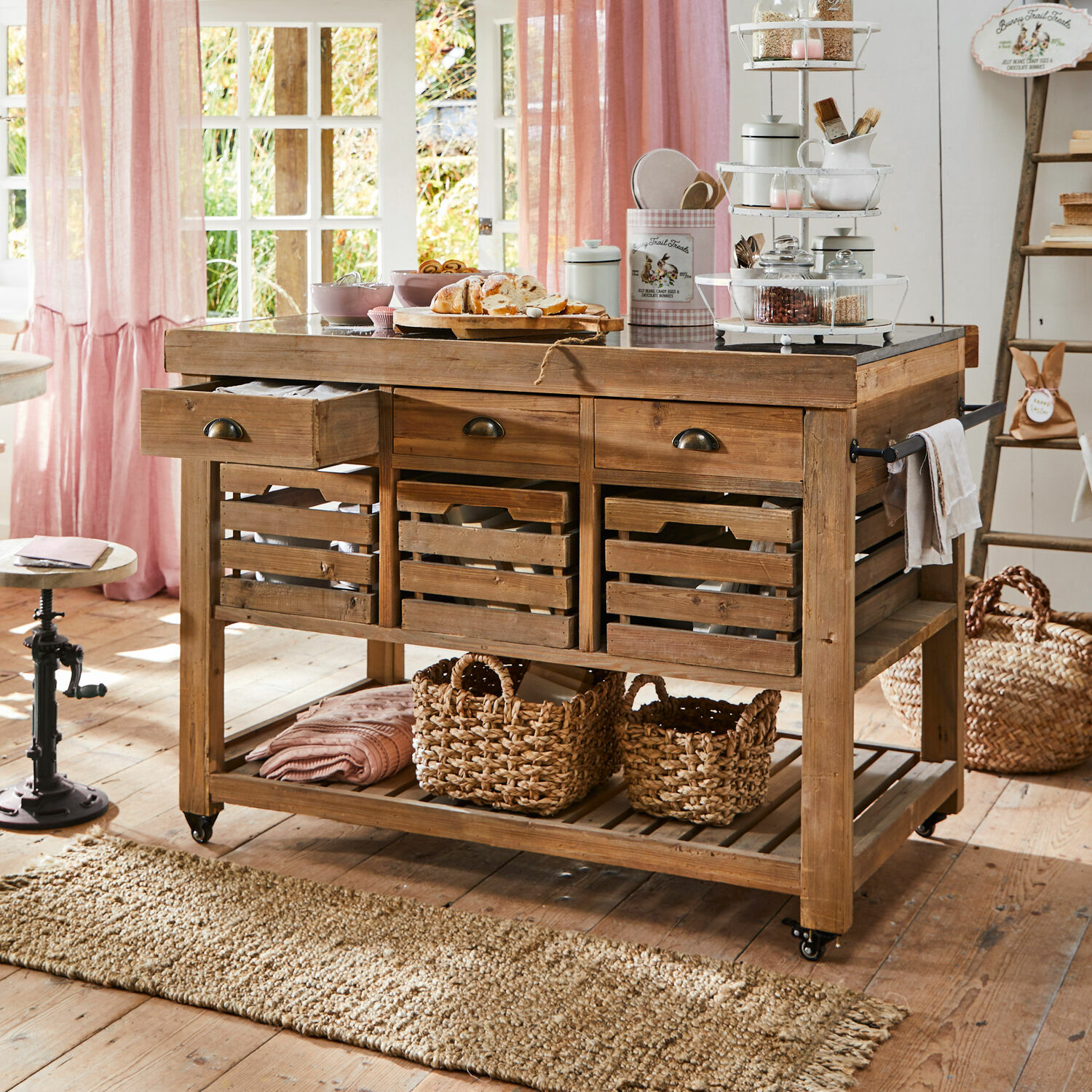 Kuchyňský blok Haddonfield Dřevěný kuchyňský vozík v přírodní barvě se zásuvkami a koši, praktický úložný nábytek