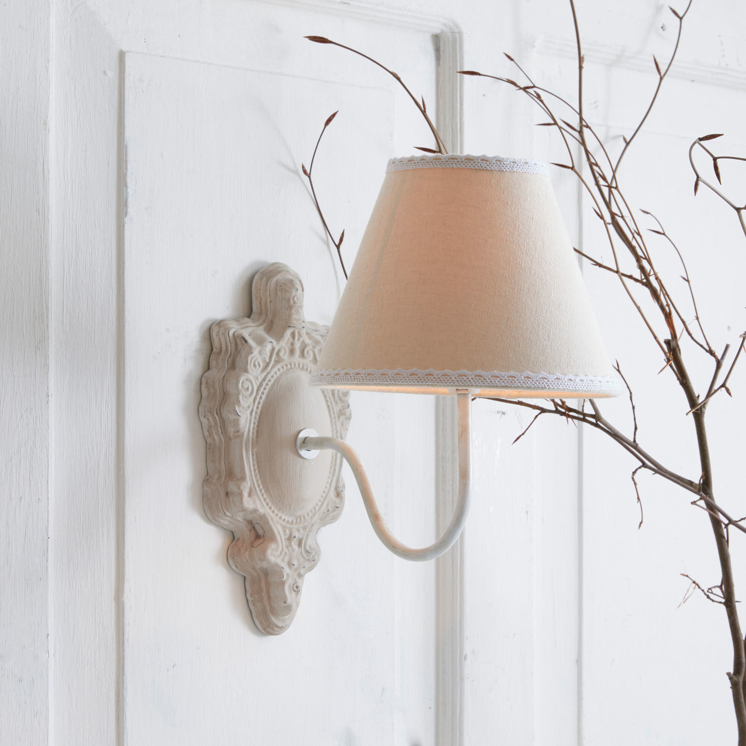 Nástěnná lampa Ascoux Nástěnné svítidlo s béžovým stínidlem a bílou kovovou základnou ve vintage stylu do obývacího pokoje