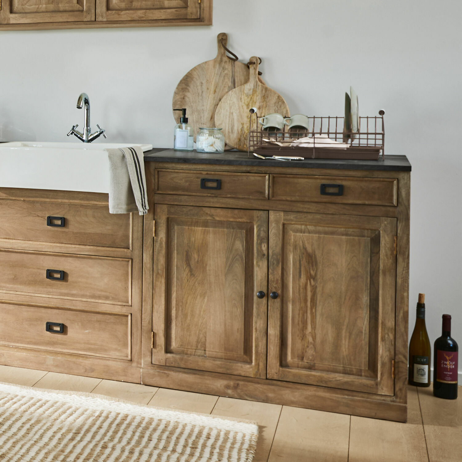 Dřevěná kuchyňská skříňka s dřezem a pracovní deskou v přírodní barvě, rustikální styl, kuchyňské doplňky