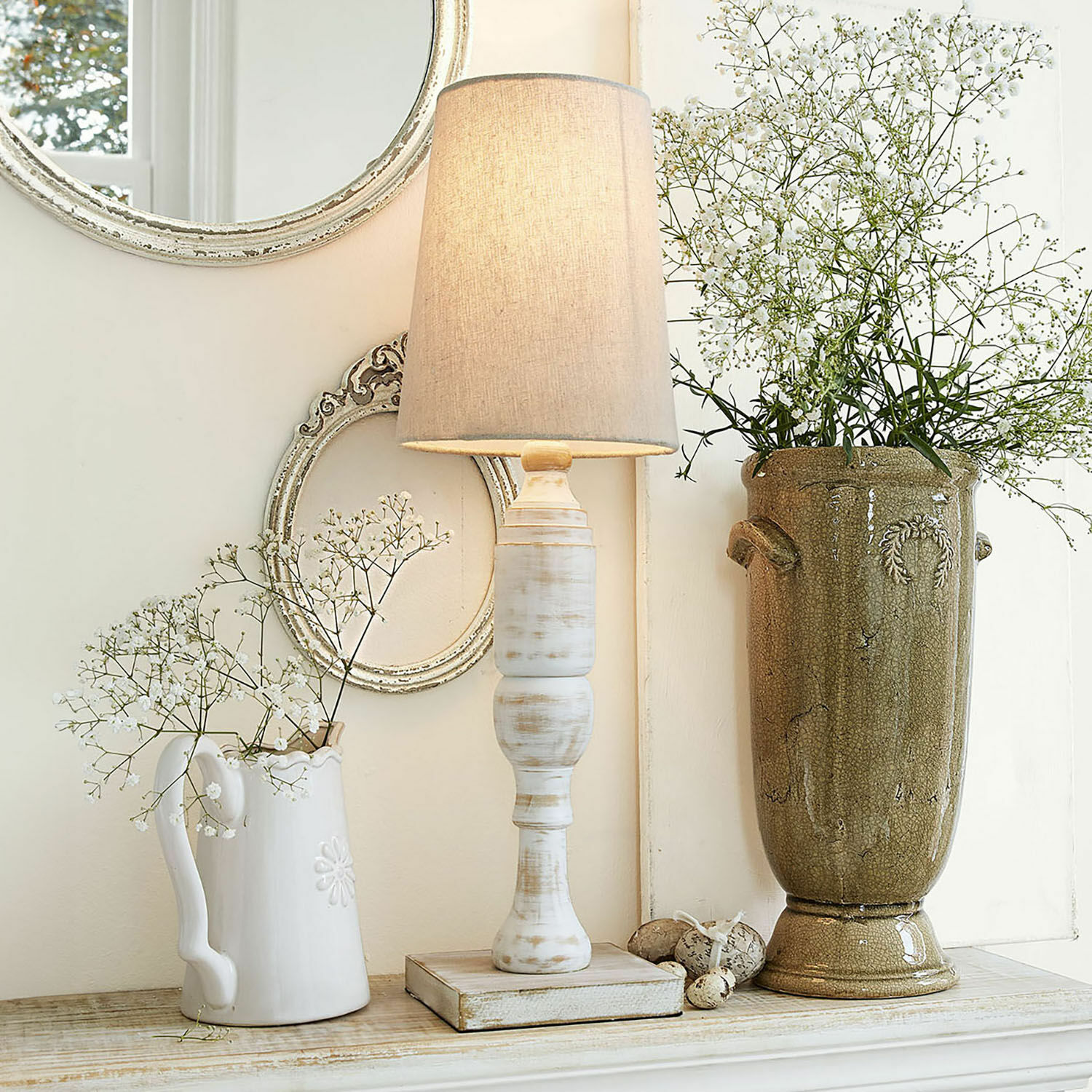 Stolní lampa Yernisto Stolní lampa z bílého dřeva s béžovým stínidlem v dekoraci ve vintage stylu s vázičkou a zrcadlem