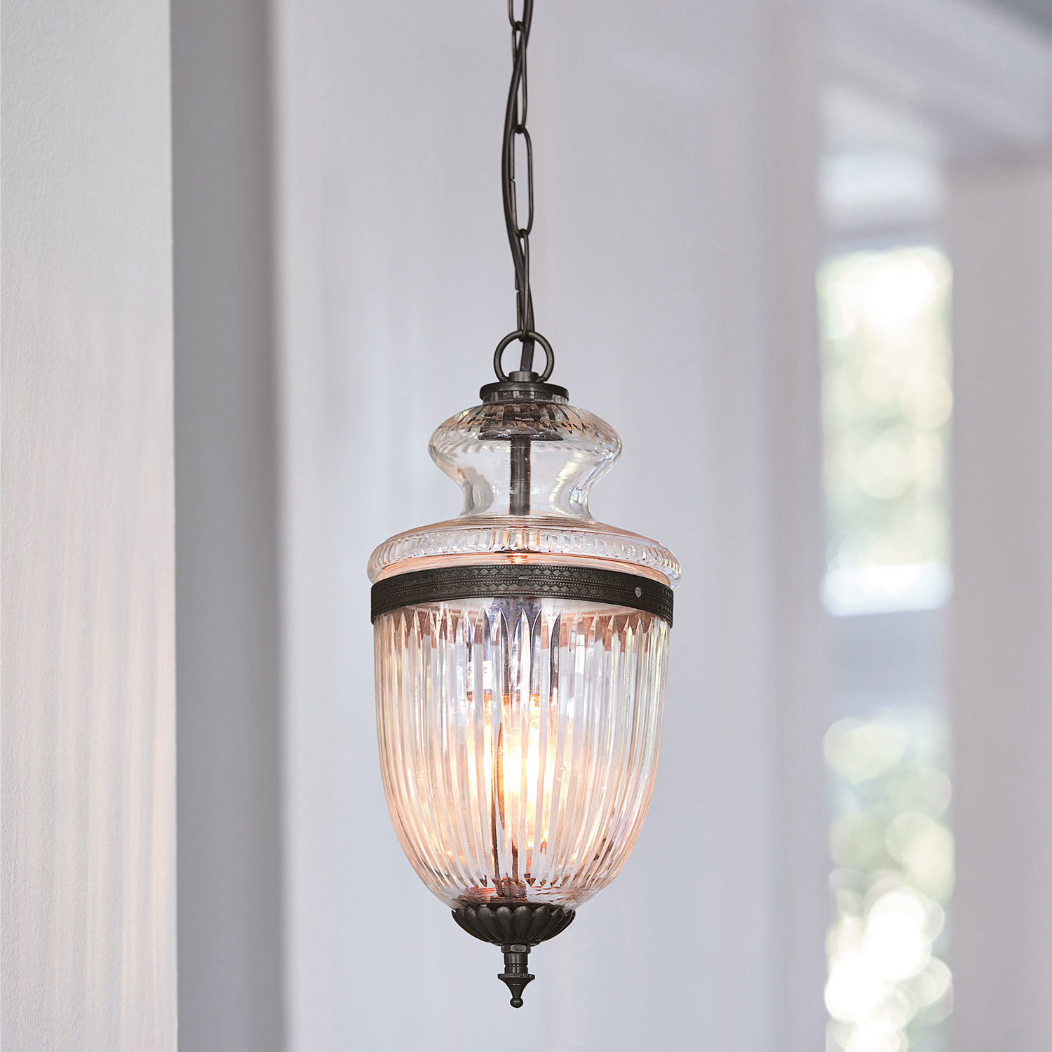 Závěsná lampa Marcel Závěsná skleněná lampa s černými kovovými detaily, elegantní osvětlení do interiéru