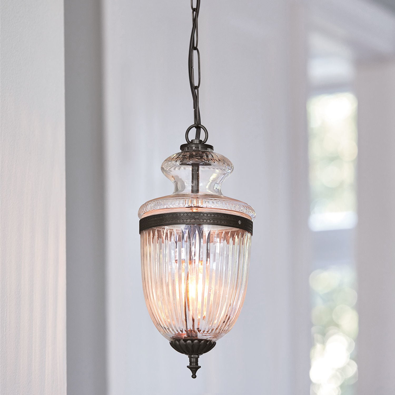 Závěsná lampa Marcel Závěsná skleněná lampa s černými kovovými detaily, elegantní osvětlení do interiéru