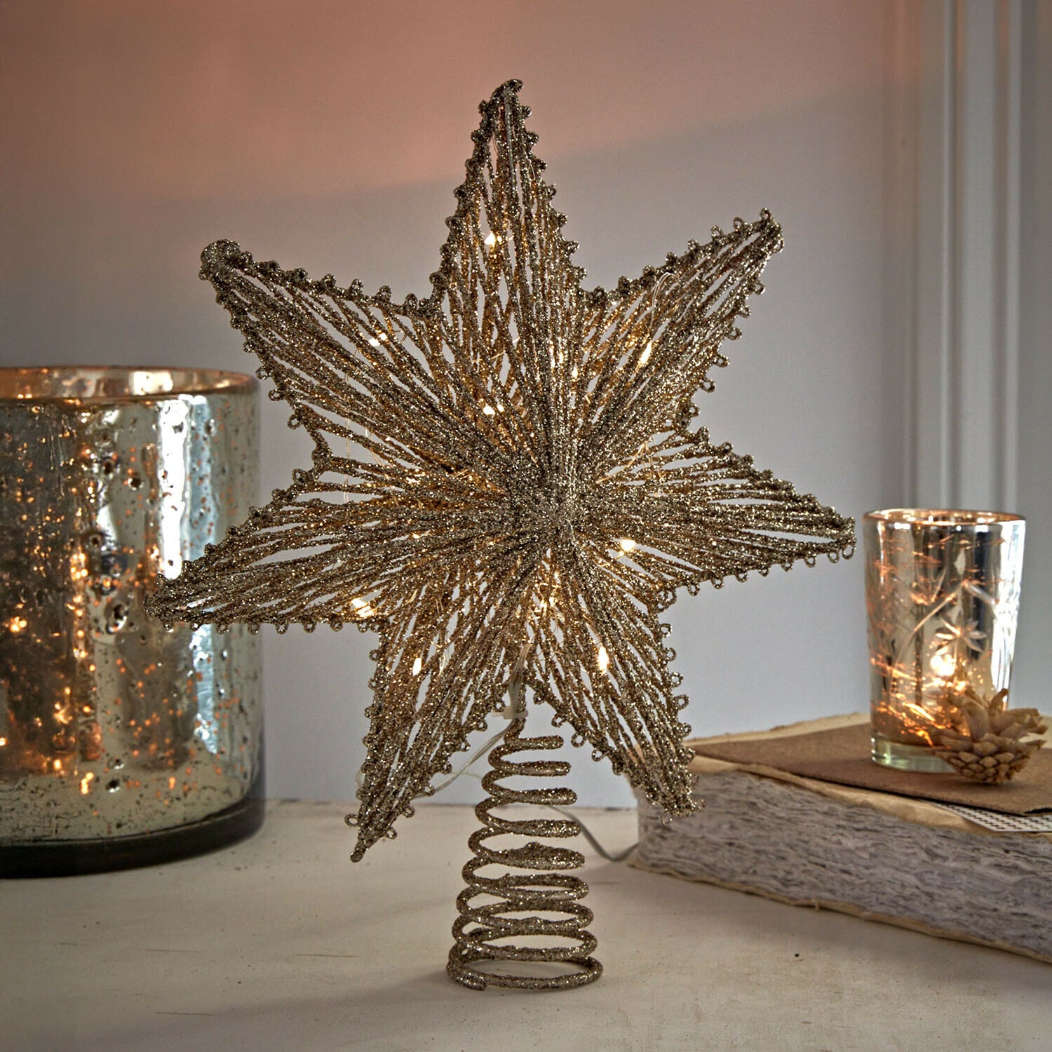 Zlatá drátěná hvězda s LED osvětlením na spirálovém stojanu, vánoční stolní dekorace