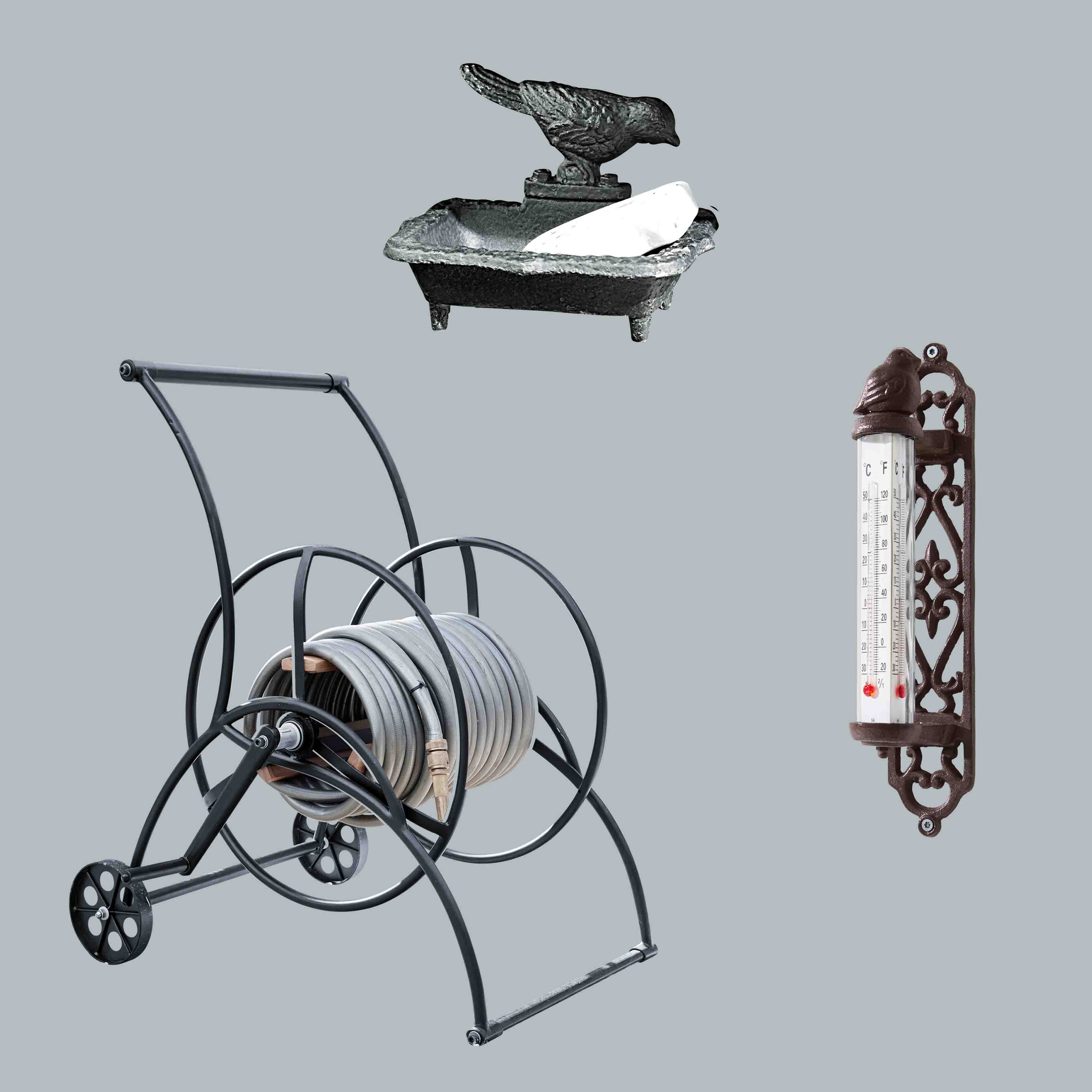 Kovový vozík na zahradní hadici se šedou hadicí, litinová mýdlenka a teploměr s ptákem