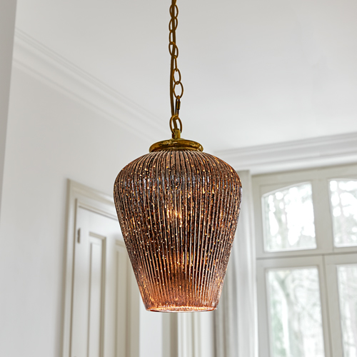 Závěsná lampa z hnětého žebrovaného skla s kovovým řetězem, dekorativní osvětlení interiéru