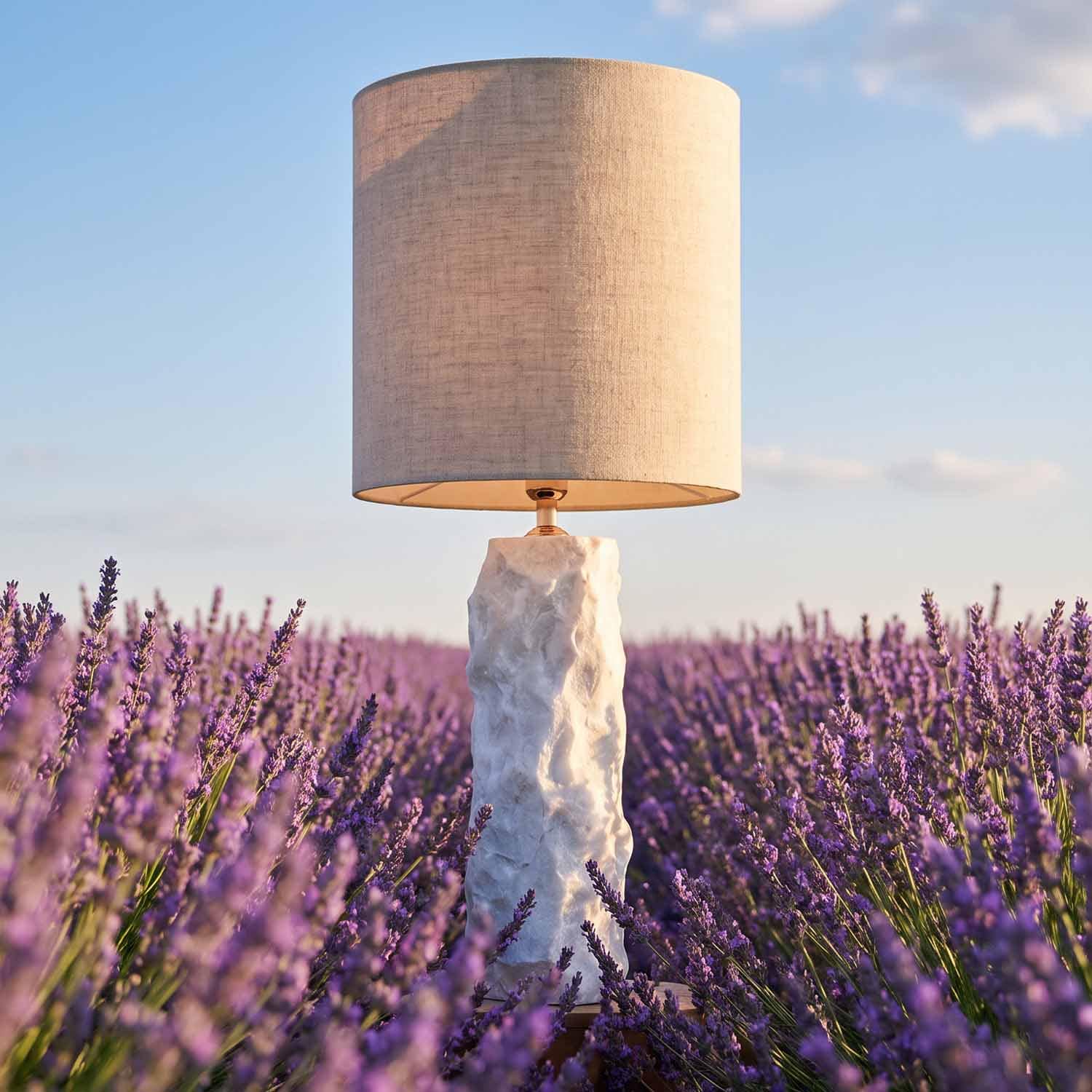 Stolní lampa s bílým mramorovým podstavcem a béžovým stínidlem na poli levandule, interiérová dekorace