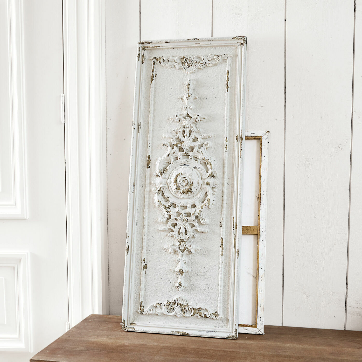 Dekorativní obložení Corsy Bílý dekorativní dřevěný nástěnný panel se zdobením, vintage styl, interiérová dekorace