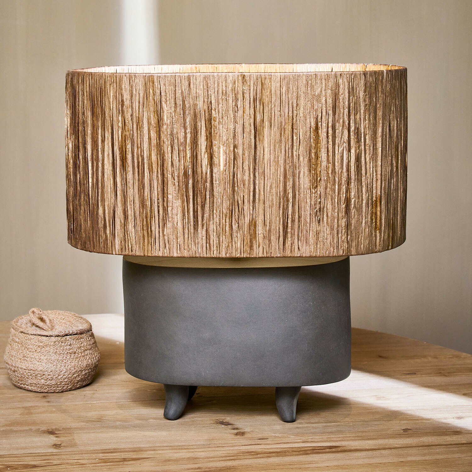 Stolní lampa se šedou keramickou základnou a béžovým stínidlem z přírodního materiálu, interiérová dekorace