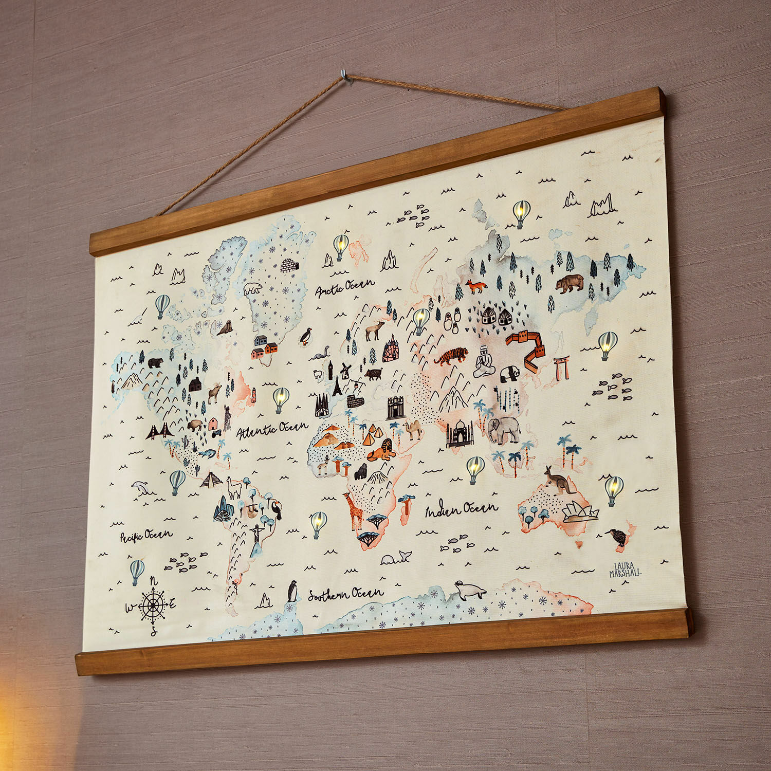 Mapa světa LED Chaumont Světová mapa s ilustracemi zvířat a památek na plátně s dřevěným rámem, nástěnná dekorace