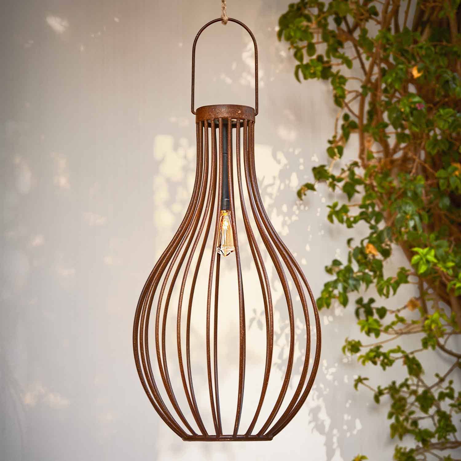 Závěsná kovová lampa ve tvaru hrušky s rezavou patinou a viditelnou žárovkou, dekorativní zahradní osvětlení