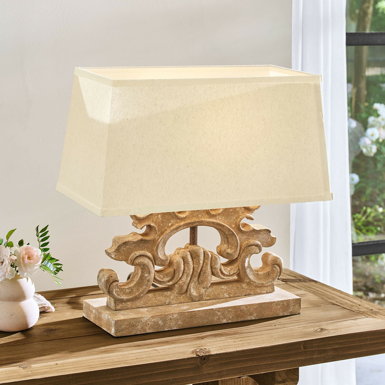 Stolní lampa Portenza Stolní lampa s béžovým stínidlem a ozdobnou kamennou základnou ve vintage stylu