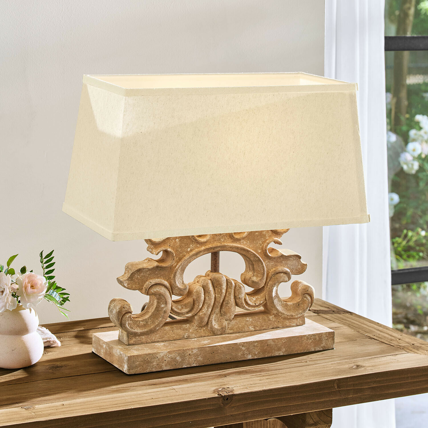 Stolní lampa Portenza Stolní lampa s béžovým stínidlem a ozdobnou kamennou základnou ve vintage stylu