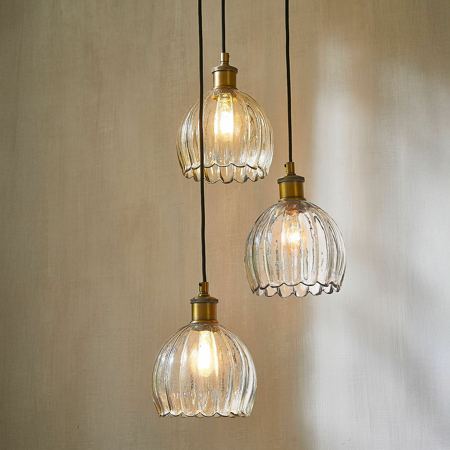 Závěsné svítidlo Rilenov Sada tří závěsných skleněných lamp s mosaznými prvky, dekorativní osvětlení interiéru